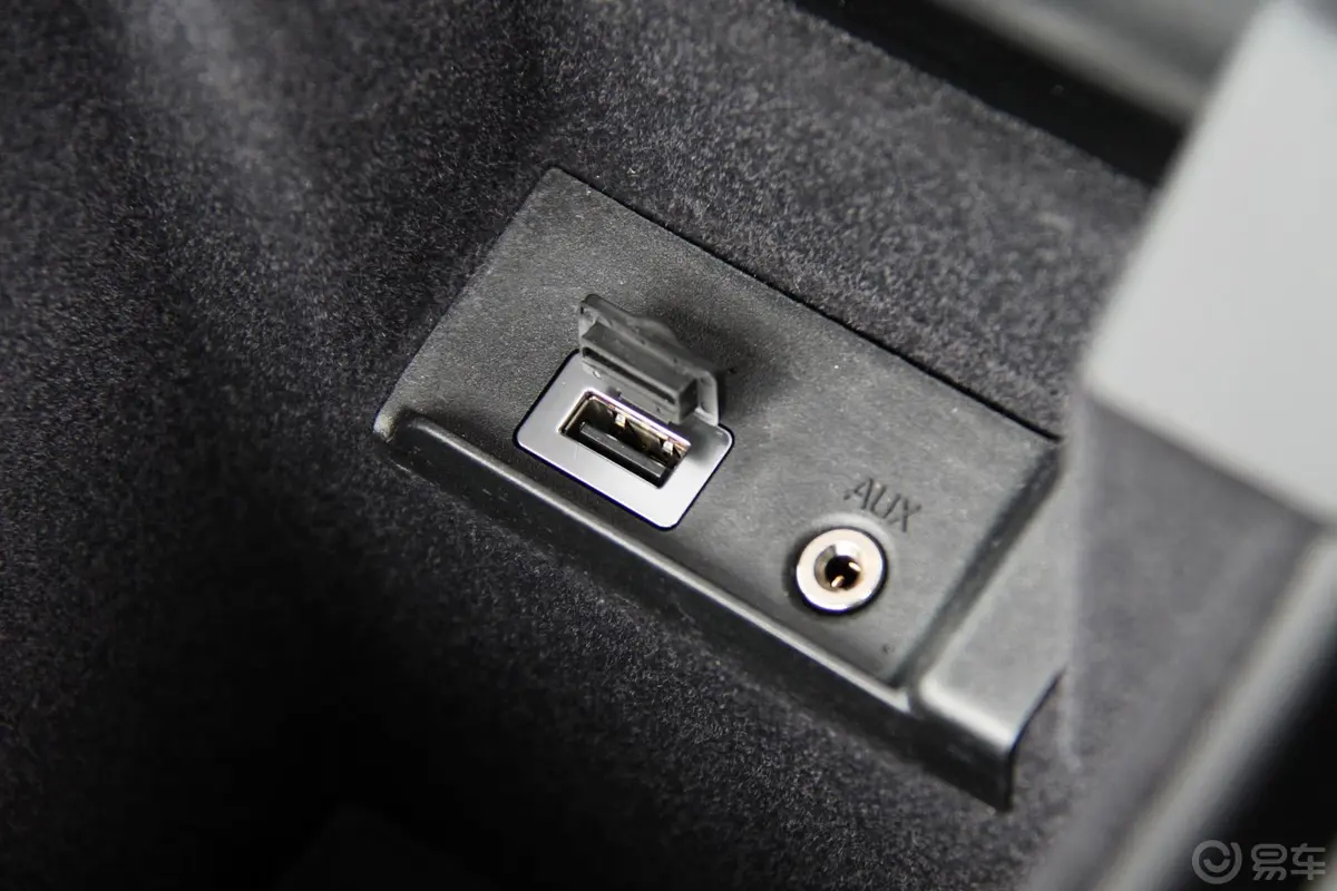 沃尔沃V60T5 智尊版USB接口