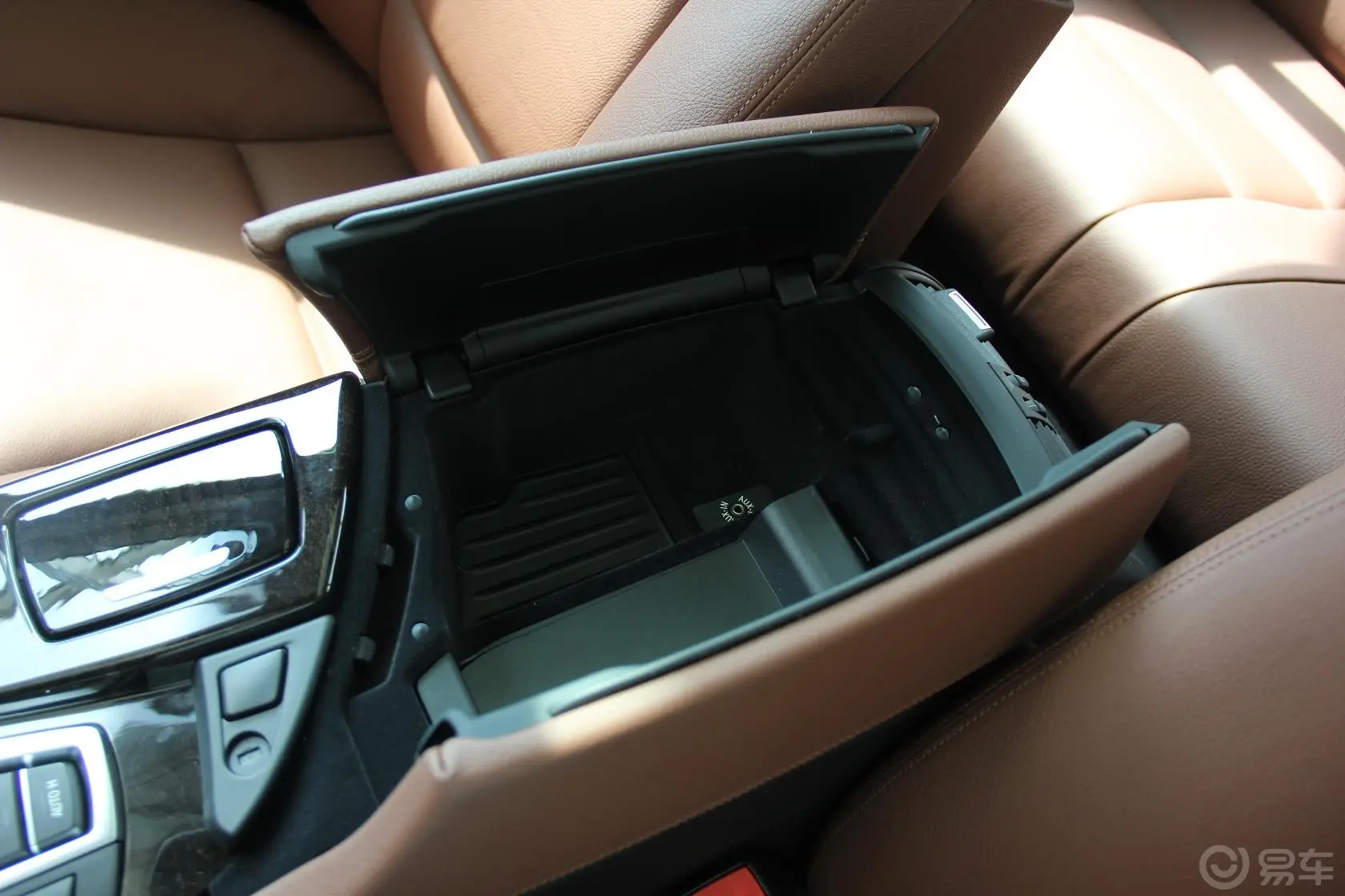 宝马5系(进口)528i xDrive 豪华型前排中央扶手箱空间