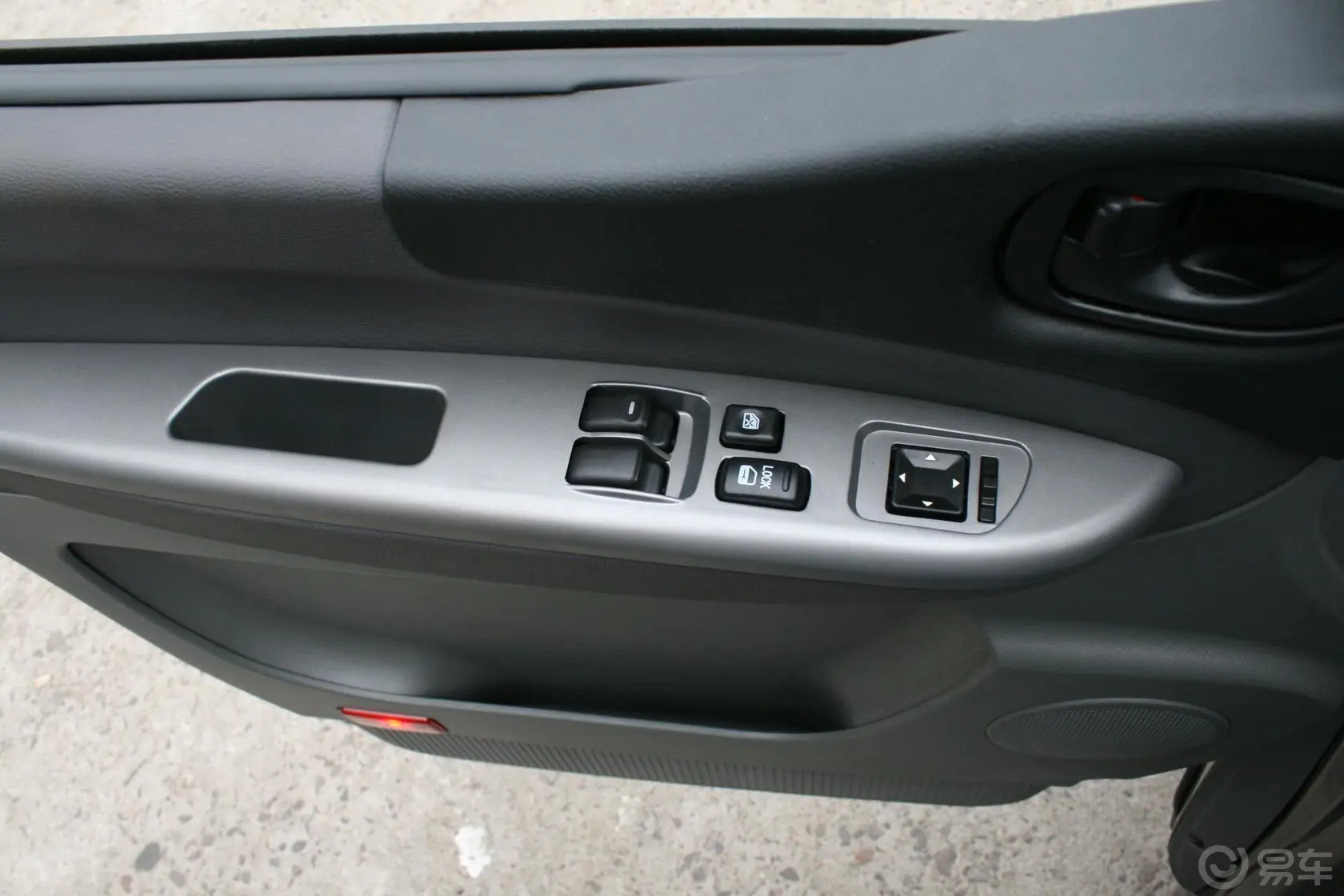 菱智M5 Q3长车 2.0L 标准版 9座车窗升降键