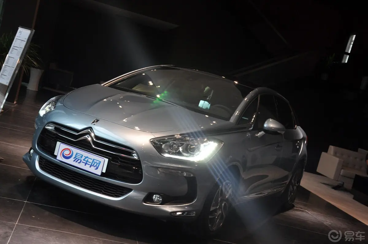 DS 5(进口)1.6T 手自一体 尊享版外观