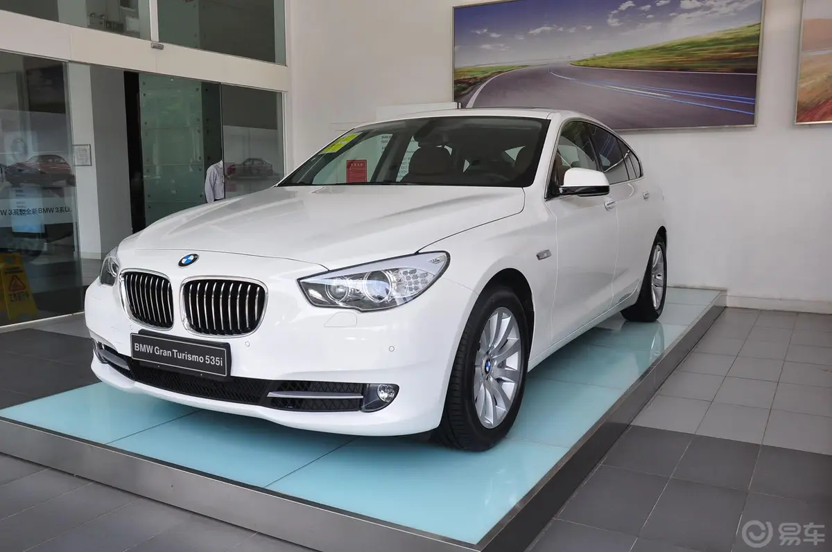 宝马5系GT535i xDrive 豪华型侧前45度车头向左水平