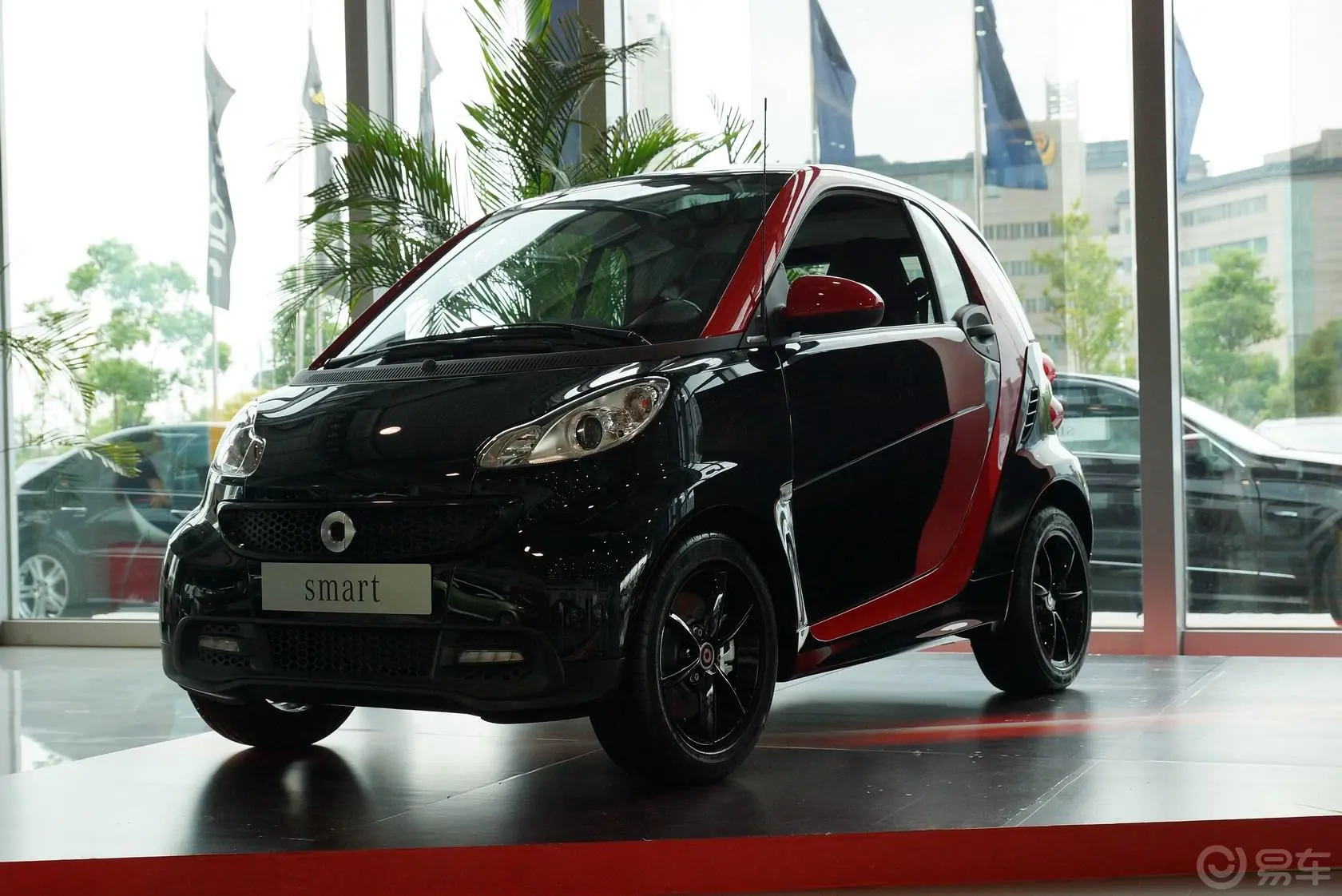 smart fortwo1.0T 硬顶激情烈焰特别版侧前45度车头向左水平