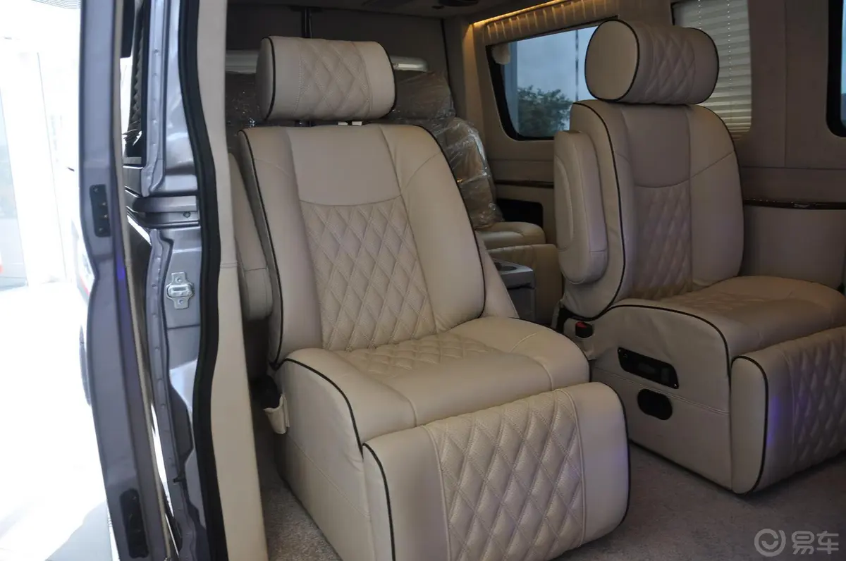 新途V80商务休旅车 2.5T 手动 VIP 4座后排座椅