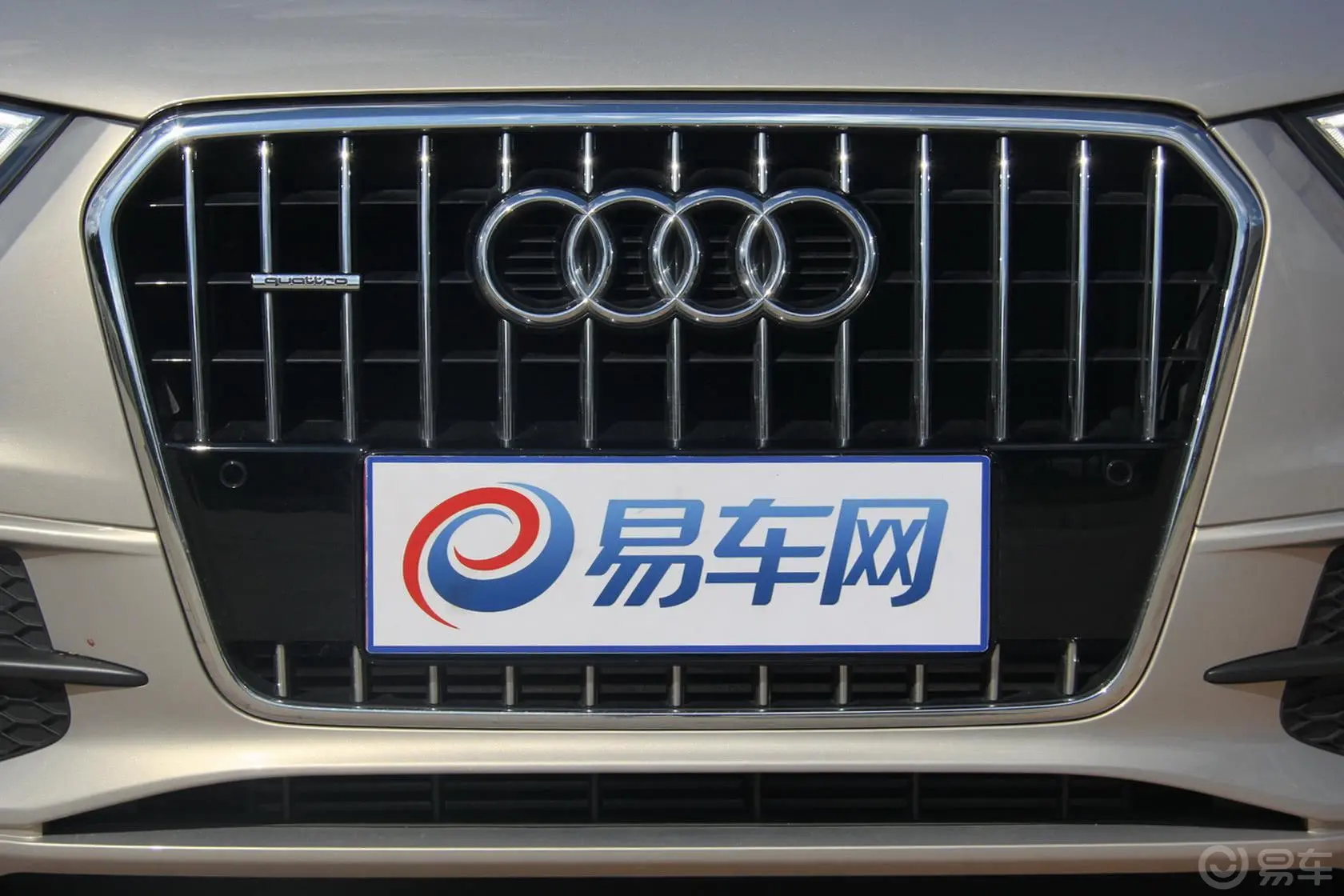 奥迪Q3(进口)40 TFSI 运动型前格栅侧俯拍