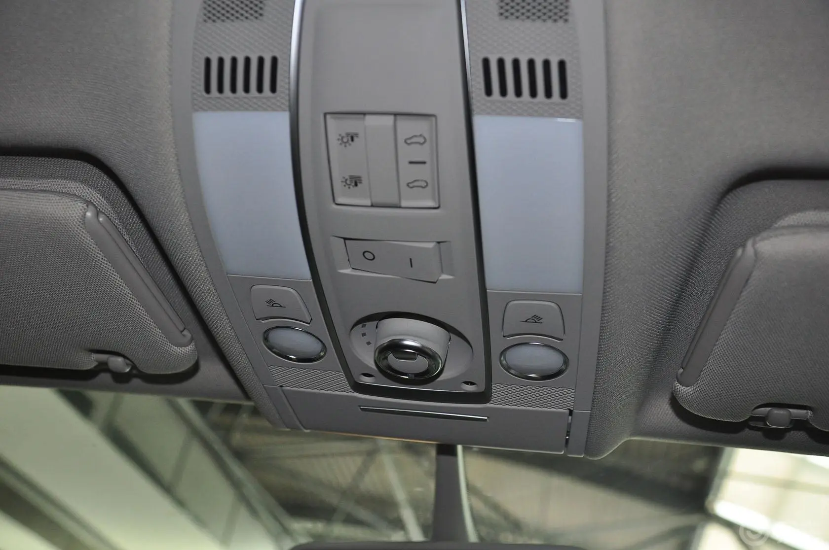 奥迪Q73.0 TFSI quattro(200kW)舒适型前排车顶中央控制区