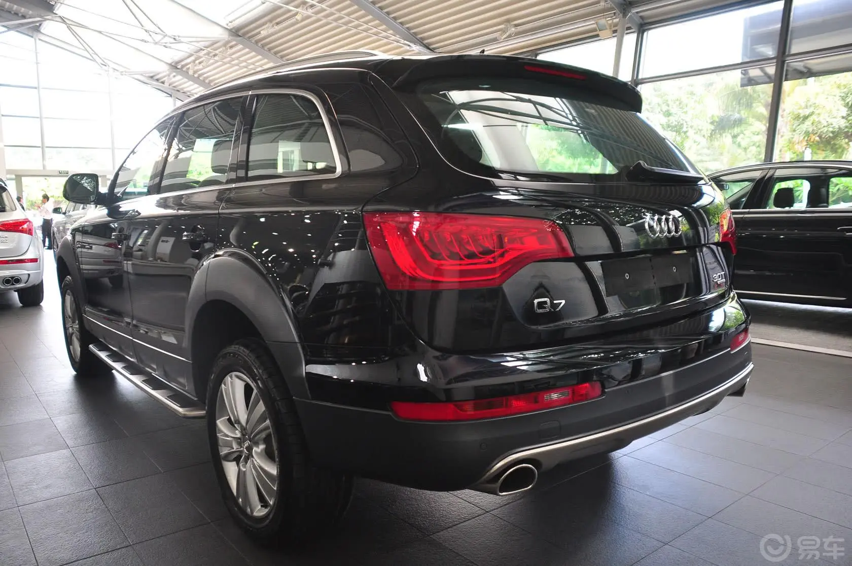 奥迪Q73.0 TFSI quattro(200kW)舒适型侧后45度车头向左水平