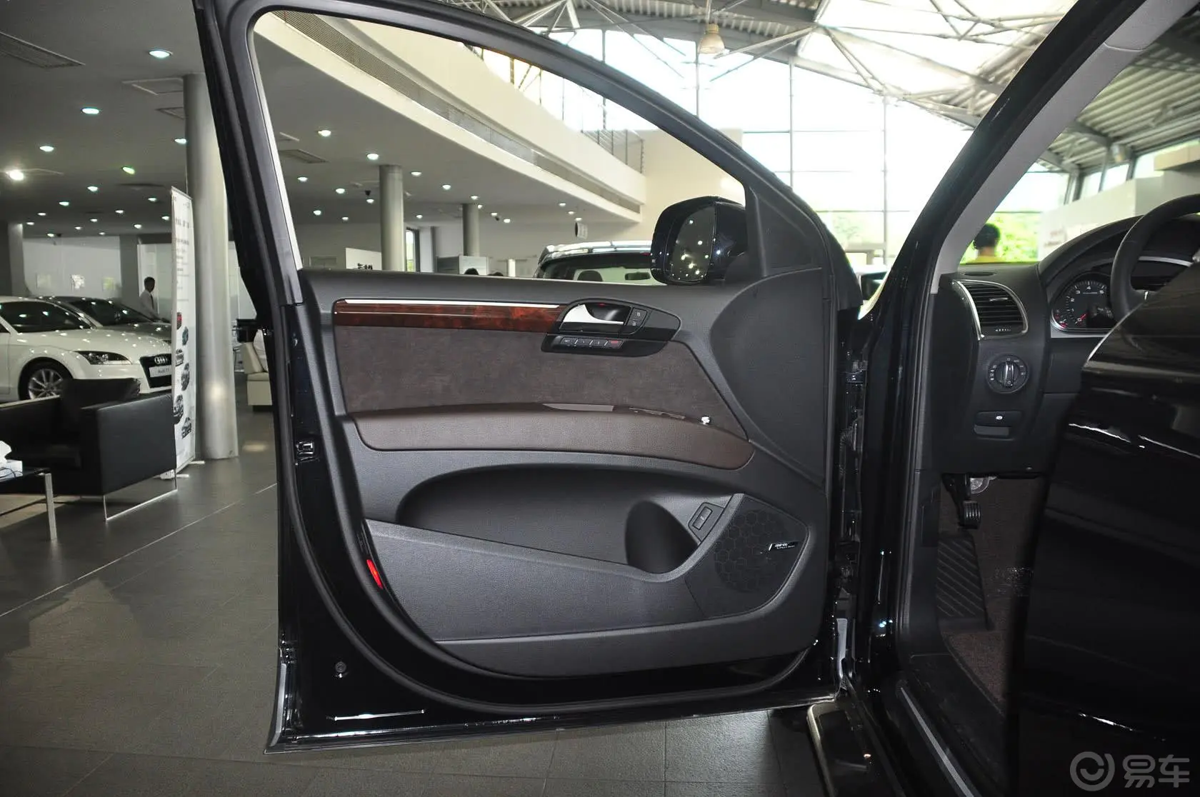 奥迪Q73.0 TFSI quattro(200kW)舒适型驾驶员侧车门内门板