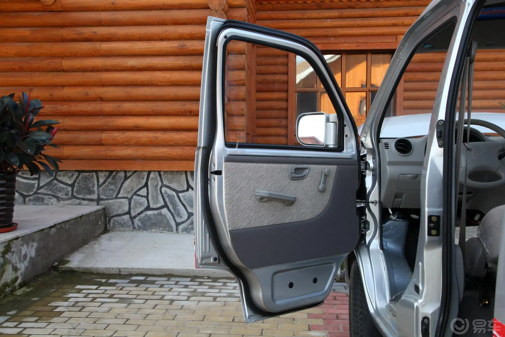 骏意1.0L 手动 空调型 科技版驾驶员侧车门内门板