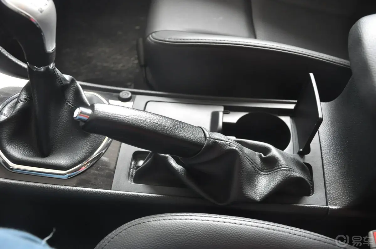 众泰Z3001.5L 手动 舒适型驻车制动（手刹，电子，脚刹）