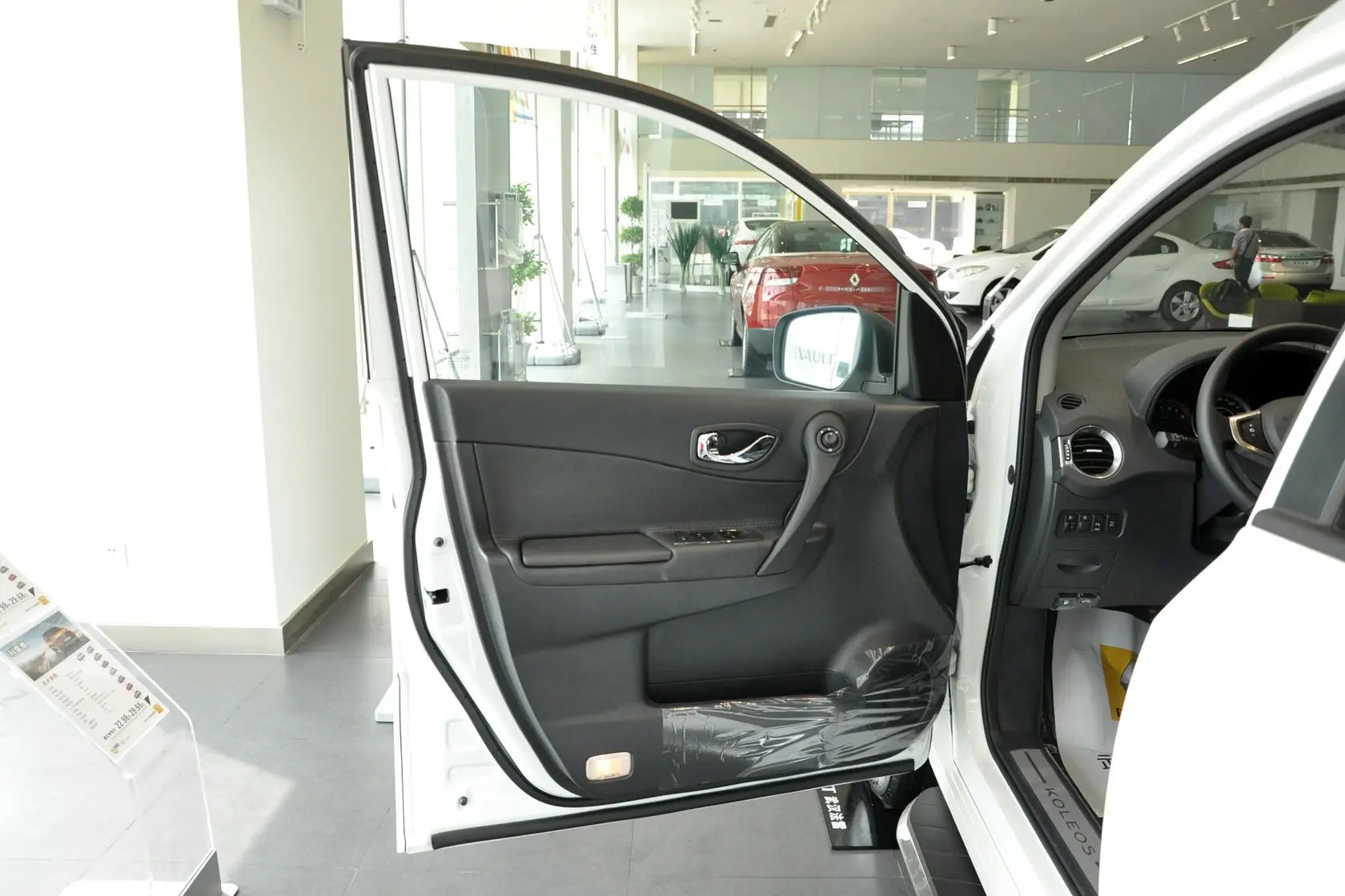 科雷傲(进口)2.5L 四驱 舒适导航版驾驶员侧车门内门板