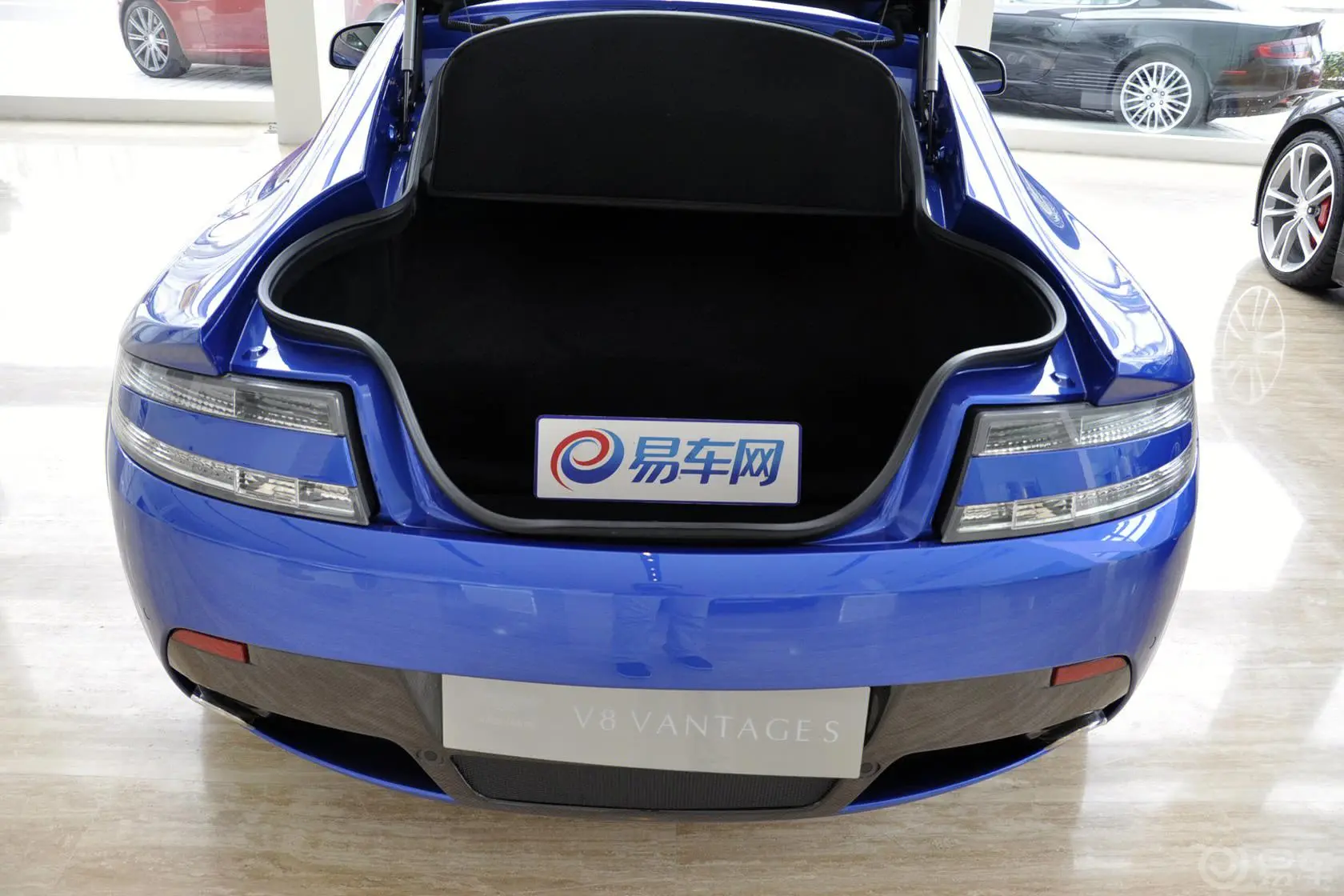 V8 VantageS 4.7L Coupe空间