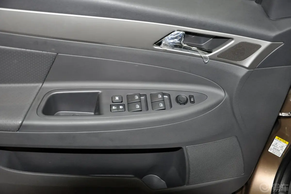 风神H30Cross 1.6L 自动 尊尚型车窗升降键