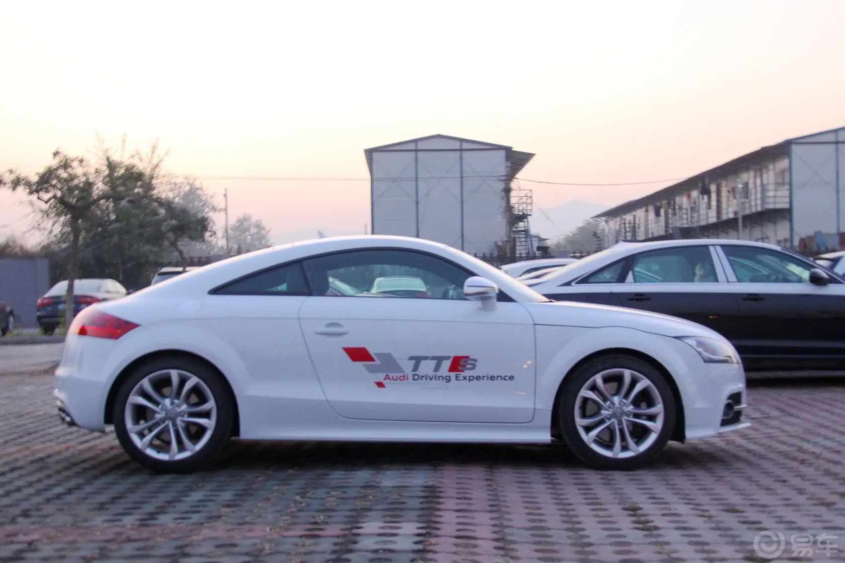 奥迪TTTTS Coupe 2.0 TFSI quattro S tronic侧后45度车头向右水平