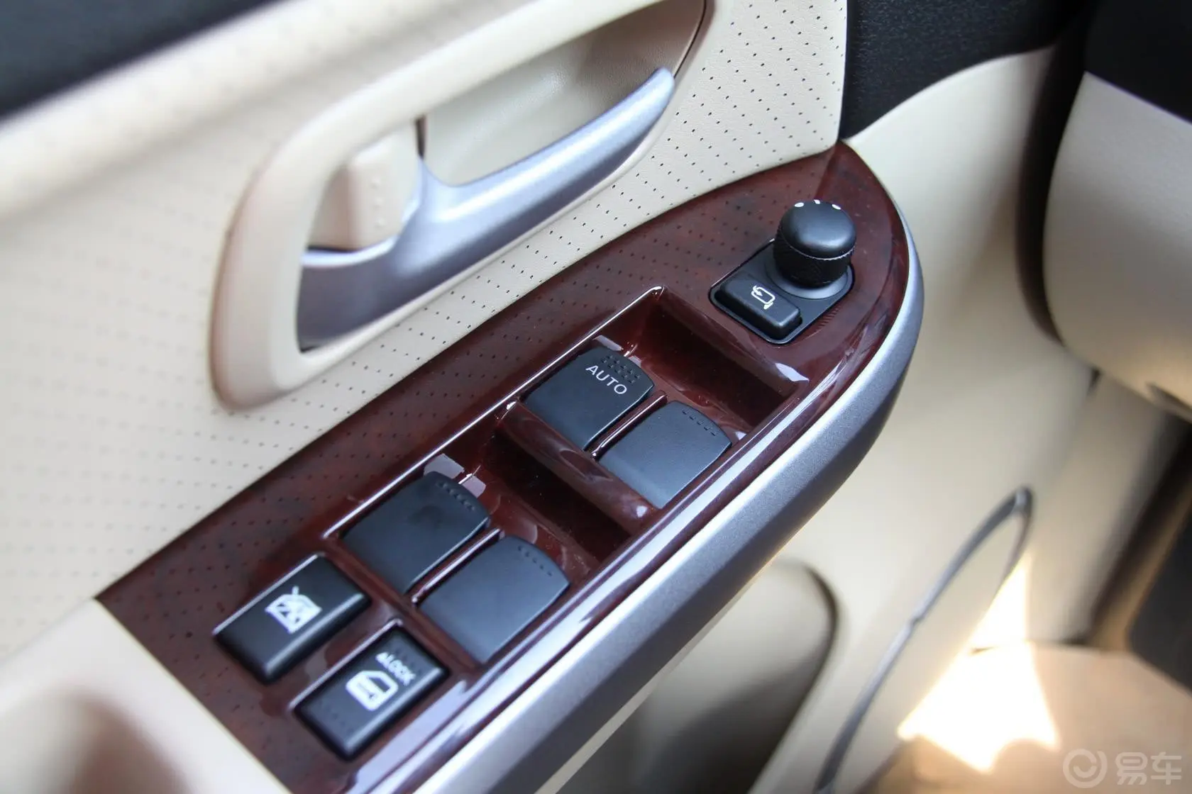 超级维特拉2.4L 自动 5门豪华导航版车窗升降键