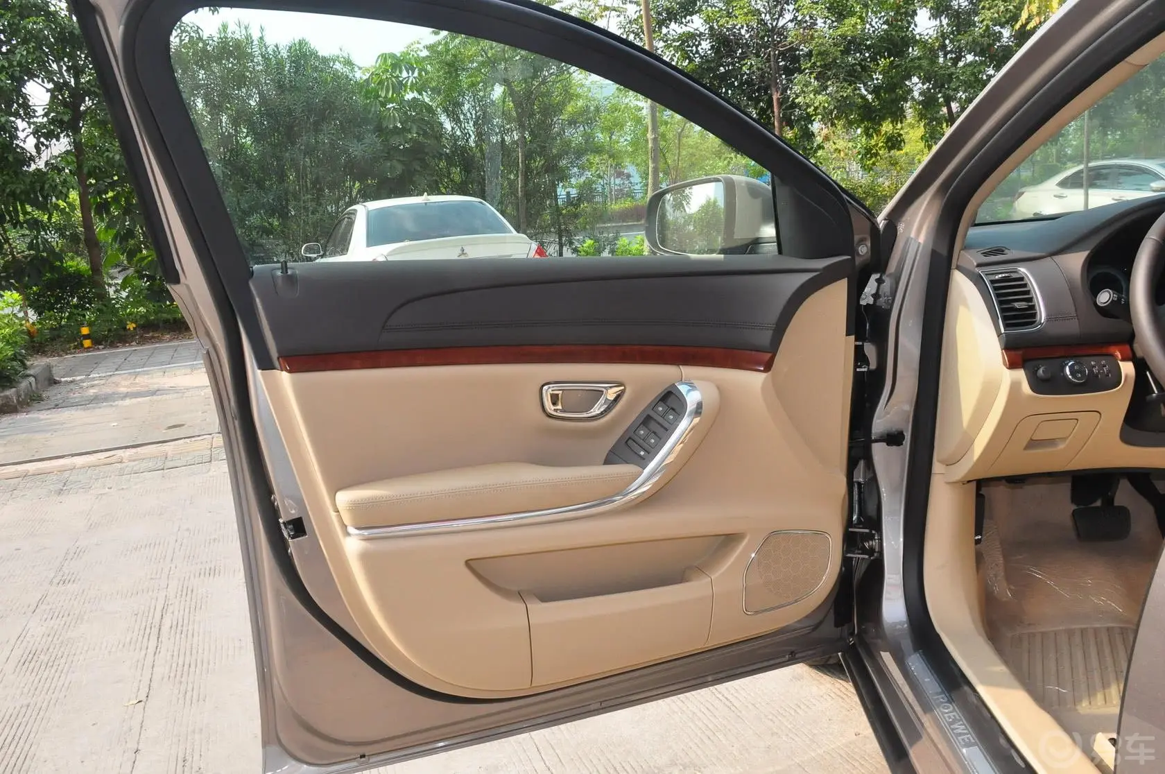 荣威9502.0L 自动 舒适版驾驶员侧车门内门板