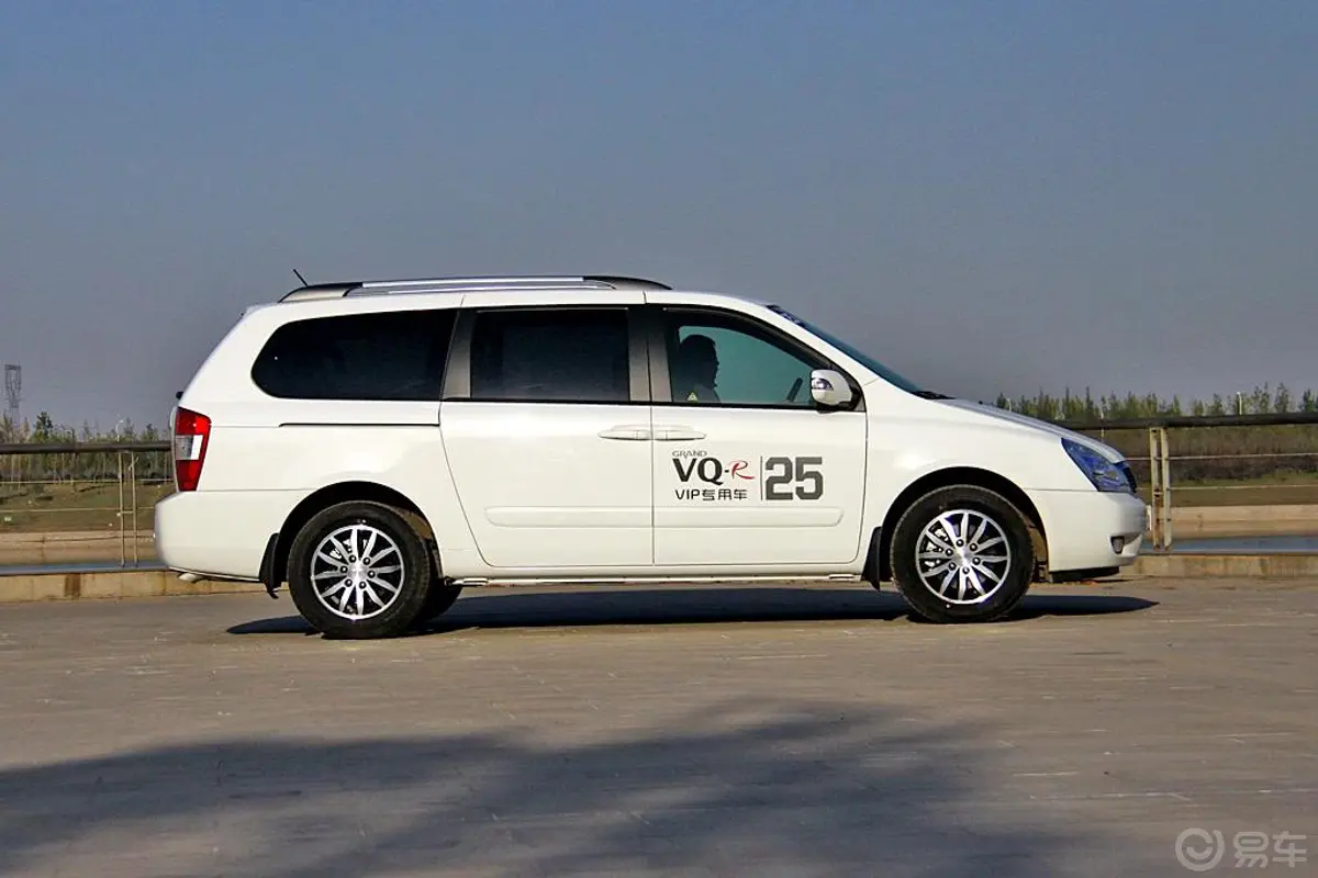 起亚VQVQ-R 2.2T 自动 柴油 豪华版正侧车头向右水平
