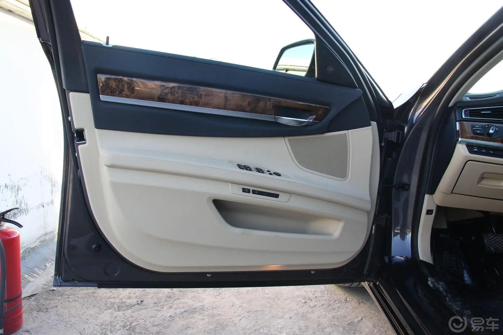 宝马7系740Li 豪华型驾驶员侧车门内门板