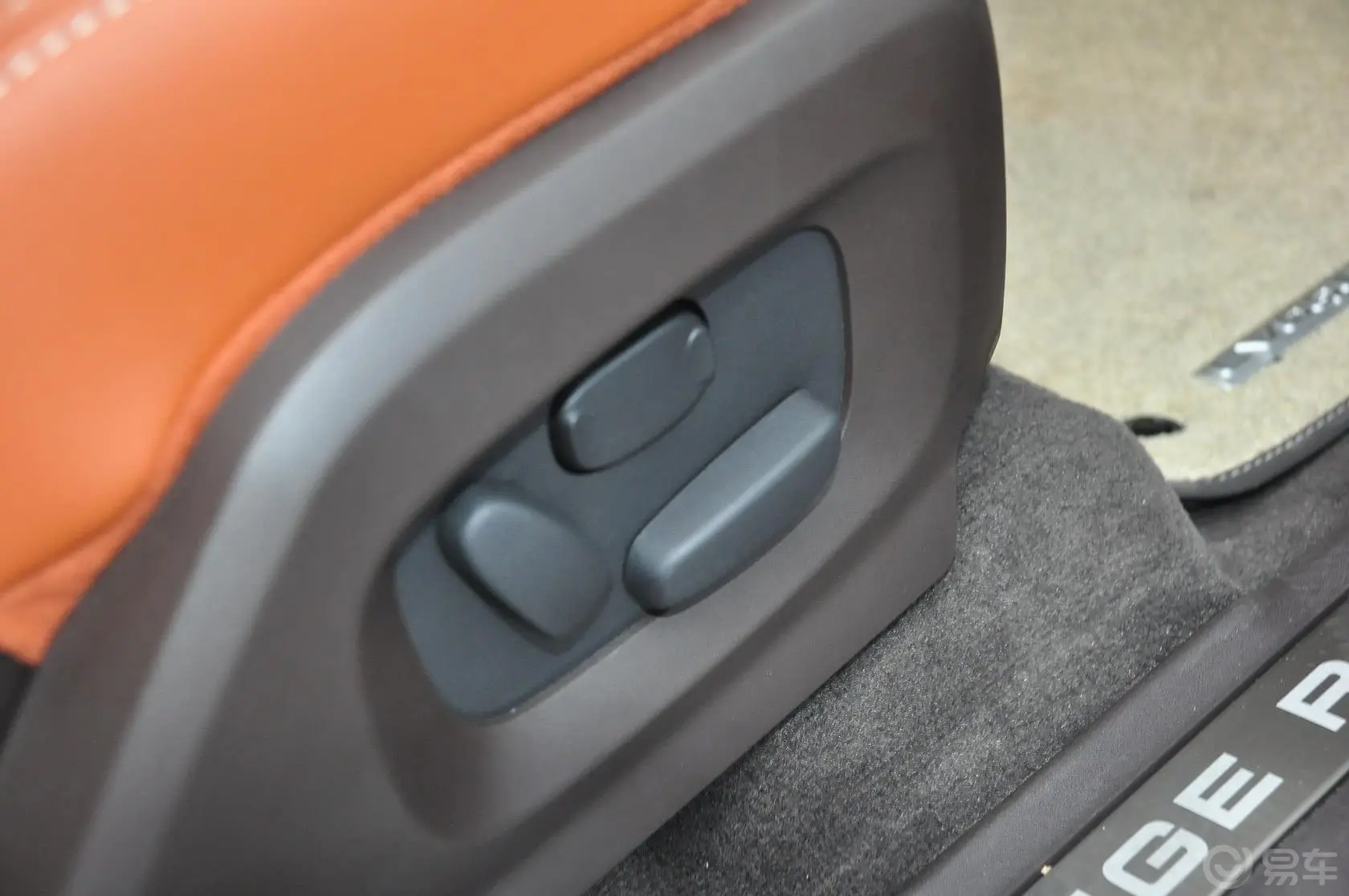 揽胜极光(进口)2.0T 5门耀致版座椅调节键