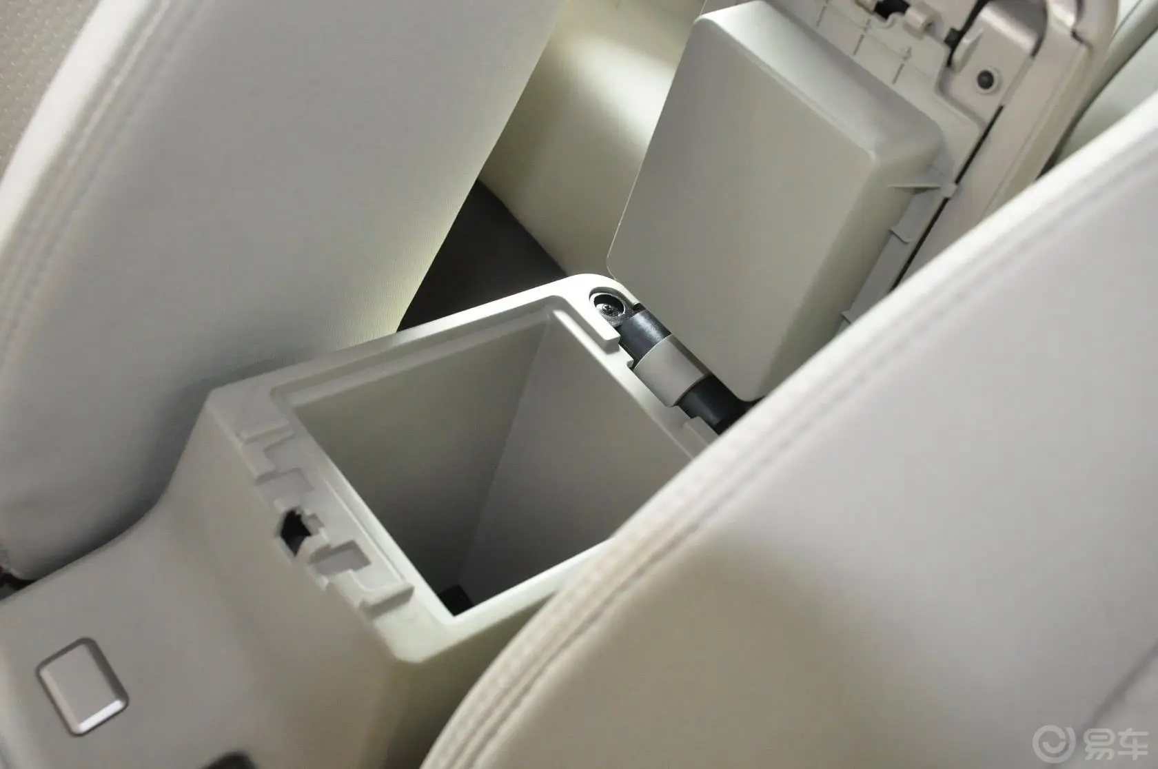瑞麒G31.6L 手动 舒适型前排中央扶手箱空间