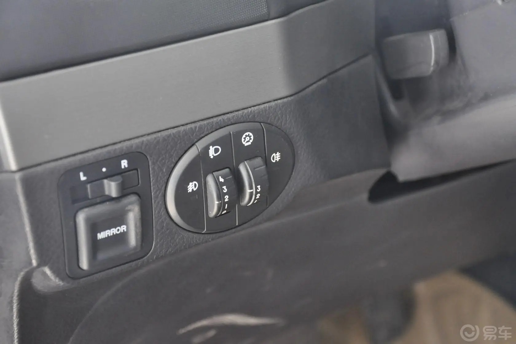 哈弗H5经典欧风版 绿静 2.0T 自动 两驱 豪华型外后视镜控制键