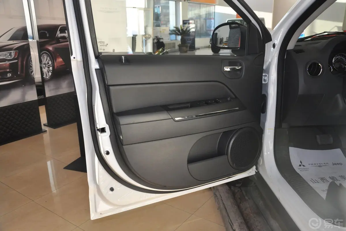 指南者(进口)2.4L 自动 都市版驾驶员侧车门内门板