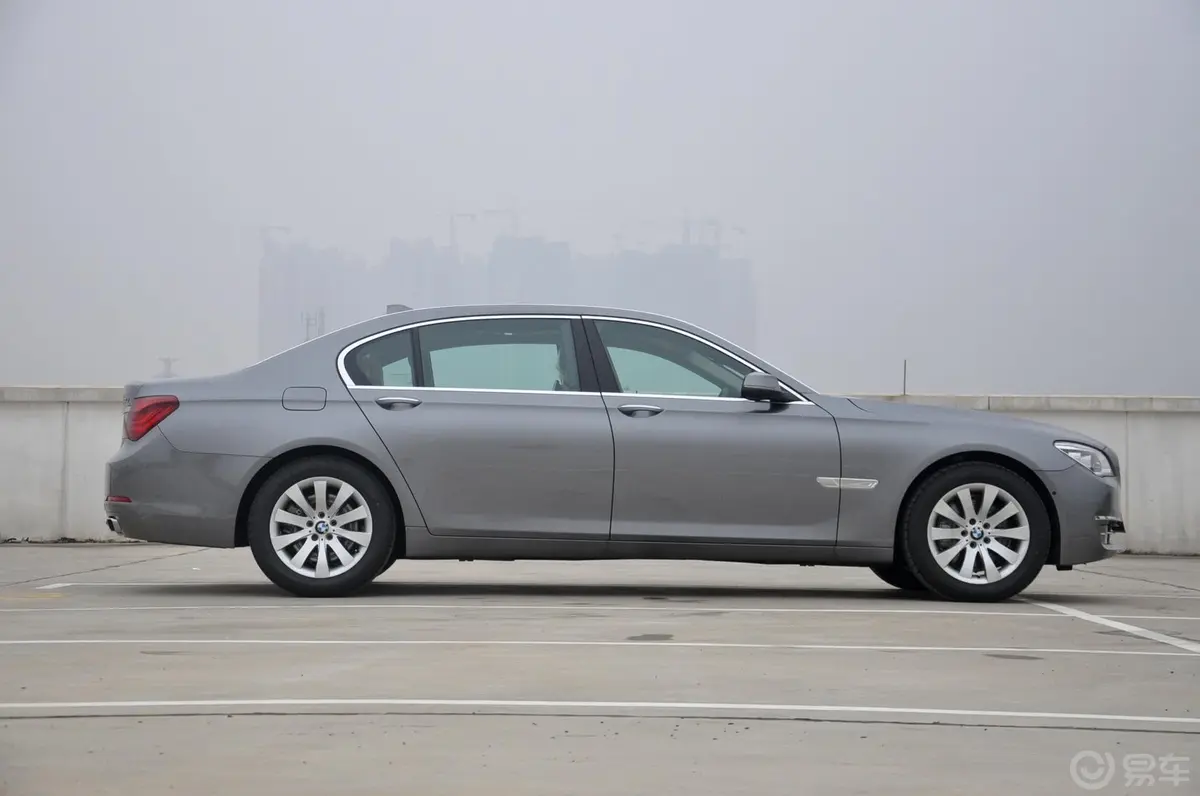 宝马7系740Li 豪华型外观