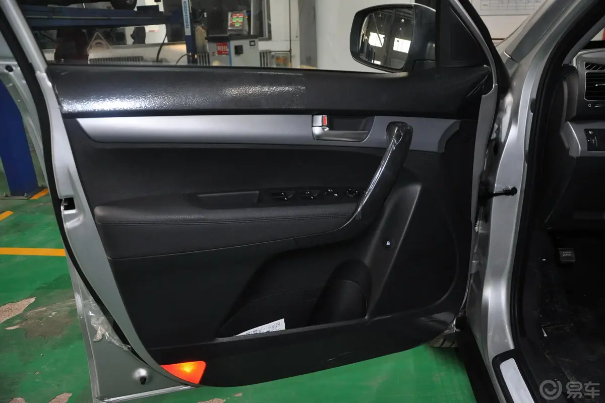 索兰托2.4L 汽油 至尊版 七座驾驶员侧车门内门板