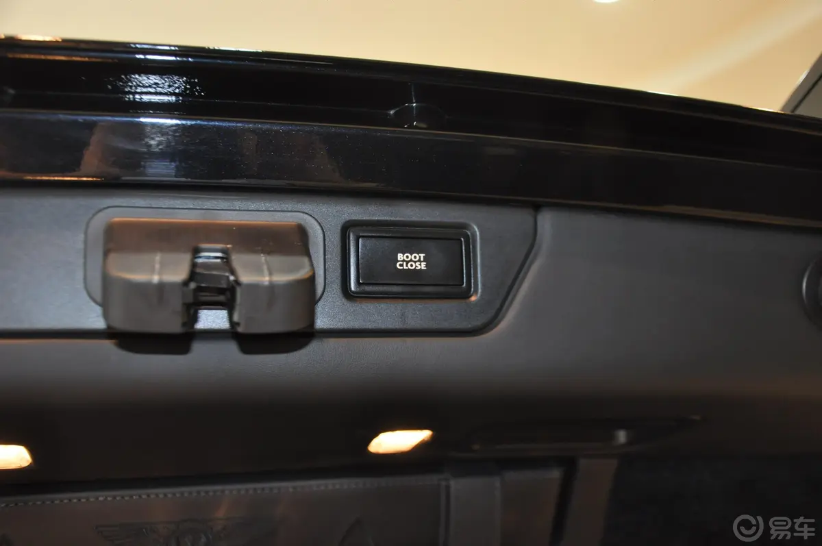 慕尚6.8T 手自一体 尊贵型行李箱门上电动关闭键