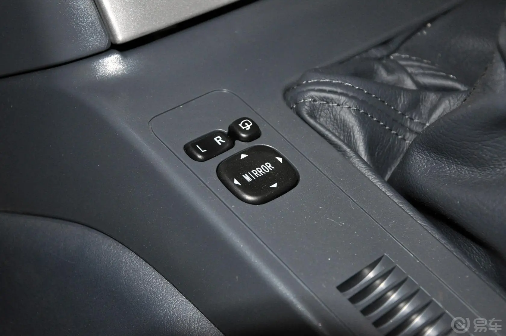 猎豹CS6汽油版 CFA6501A MT 4WD 舒适型外后视镜控制键