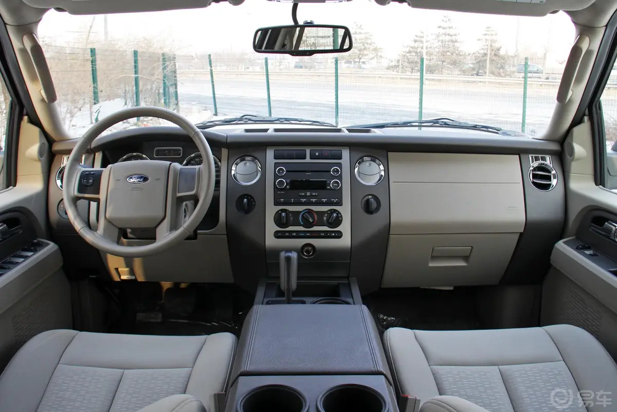 福特征服者5.4L XLT 四驱 自动前排中央扶手箱空间