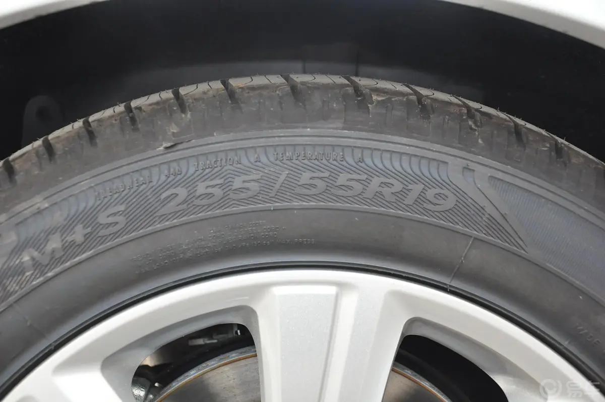发现第四代 3.0 SDV6 HSE 柴油版轮胎规格