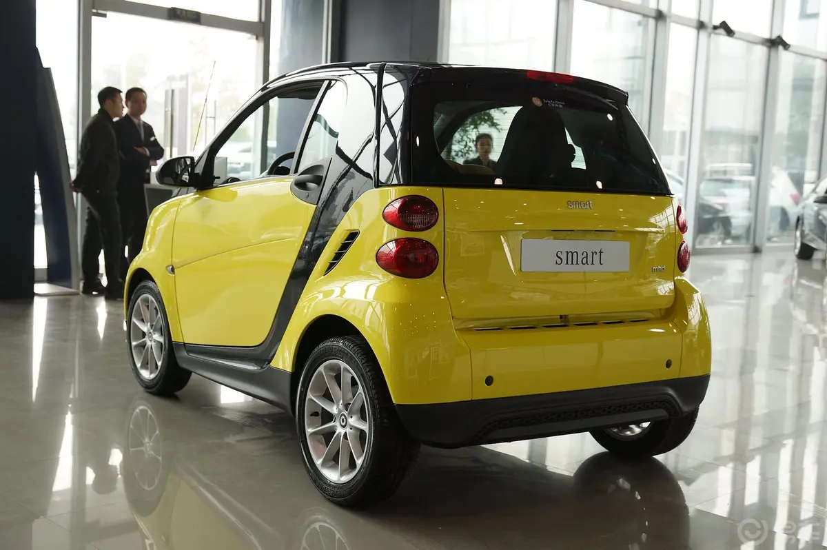 smart fortwo1.0L MHD 新年特别版侧后45度车头向左水平