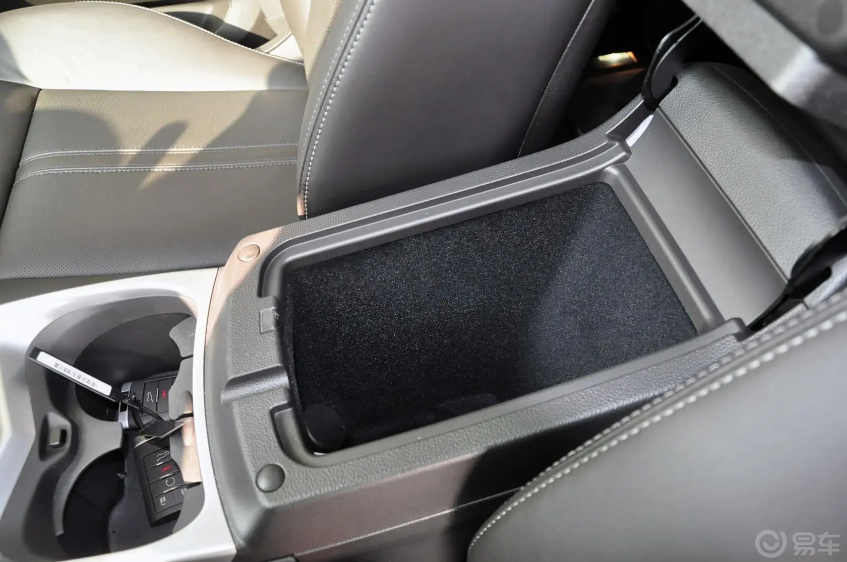 凯迪拉克SRX3.0L 手自一体 领先型前排中央扶手箱空间