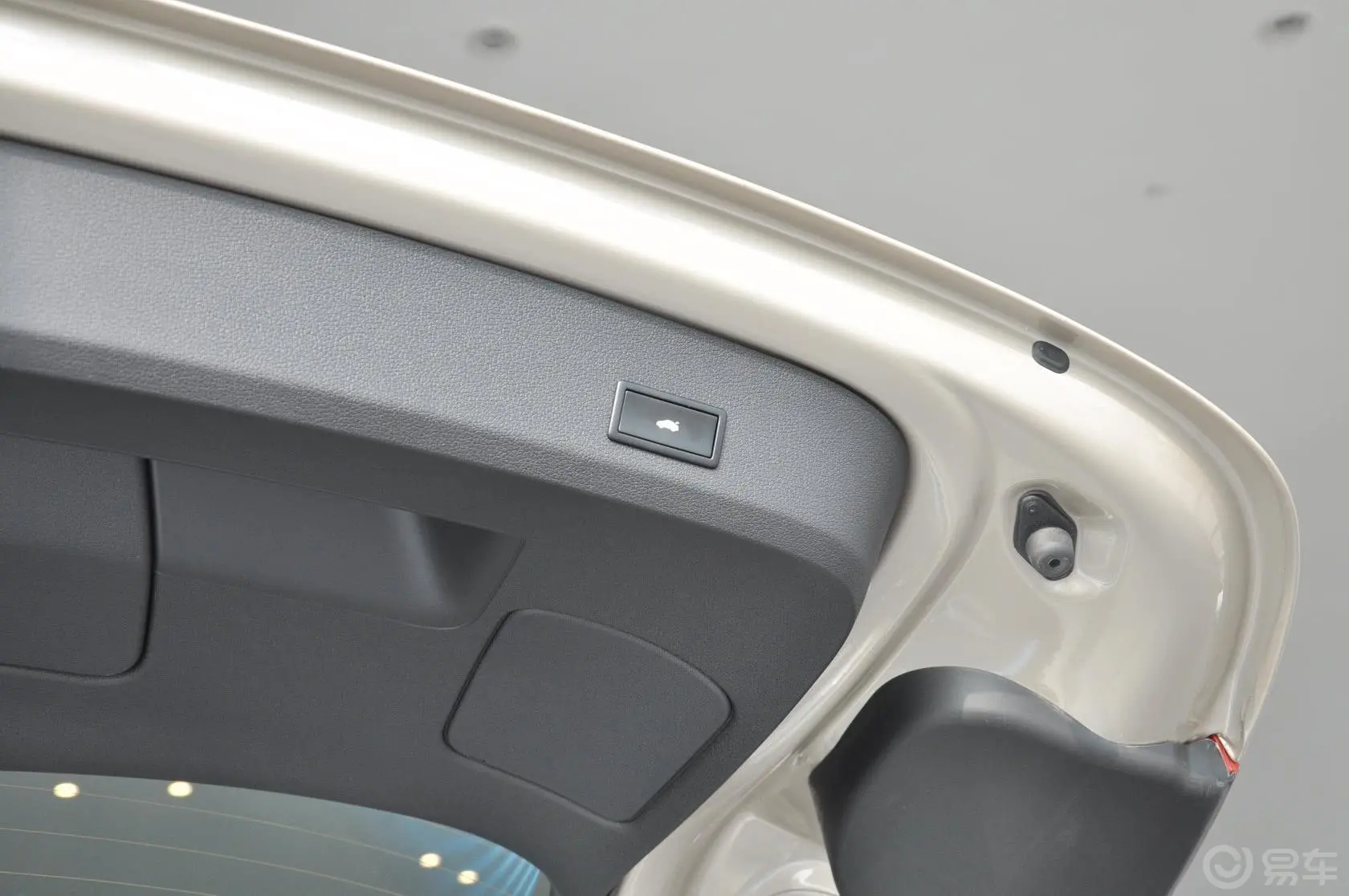奥迪Q735 TFSI 技术型车内行李箱锁定键