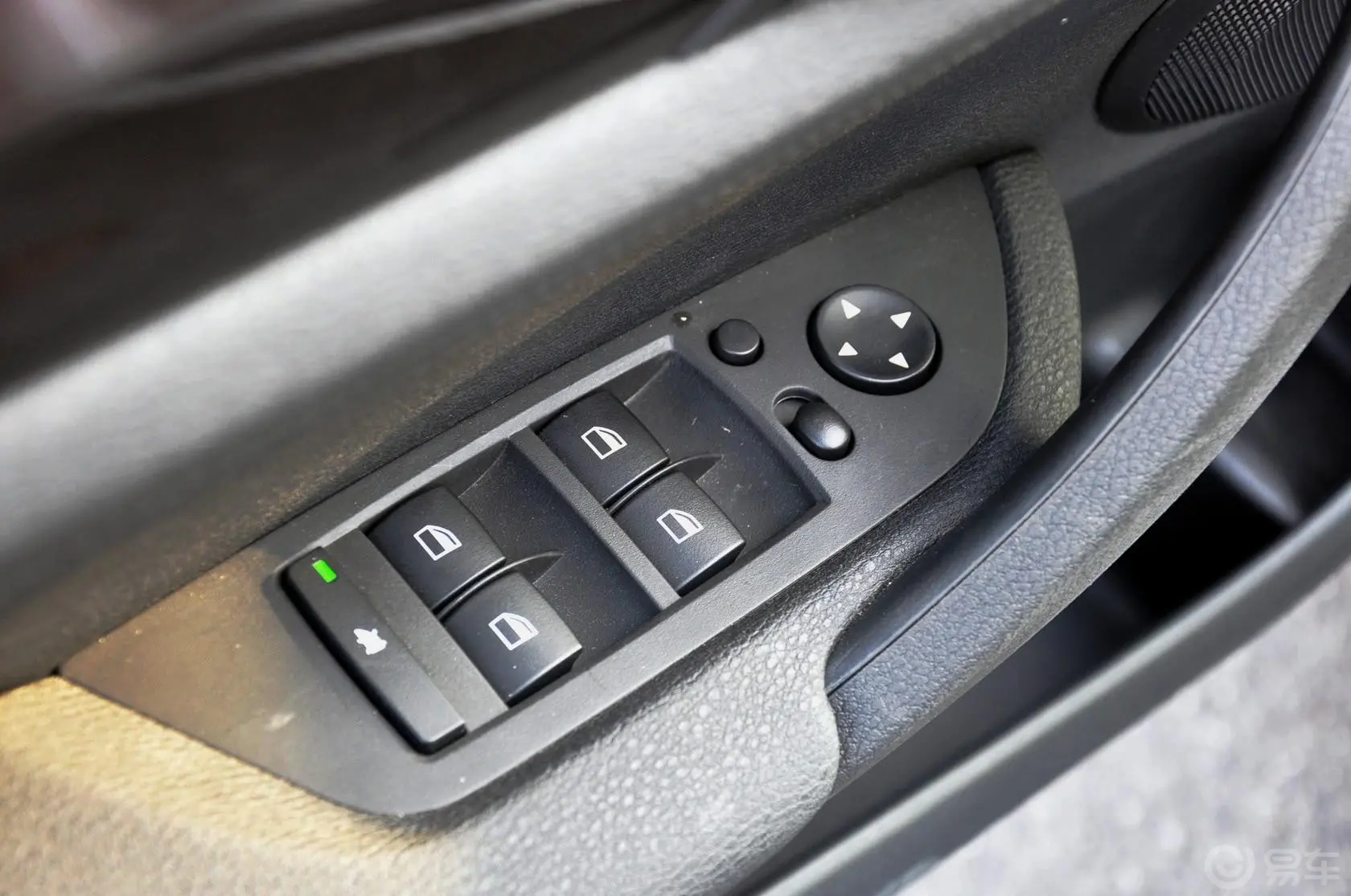 宝马X1xDrive20i X设计套装车窗升降键