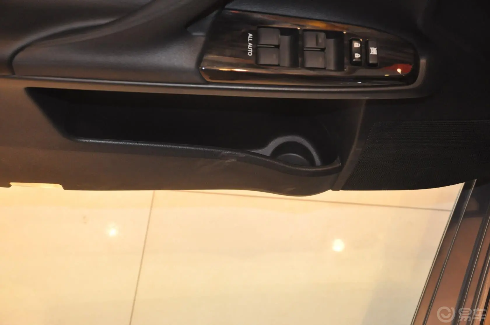 锐志2.5S 风尚菁华版驾驶员门储物盒