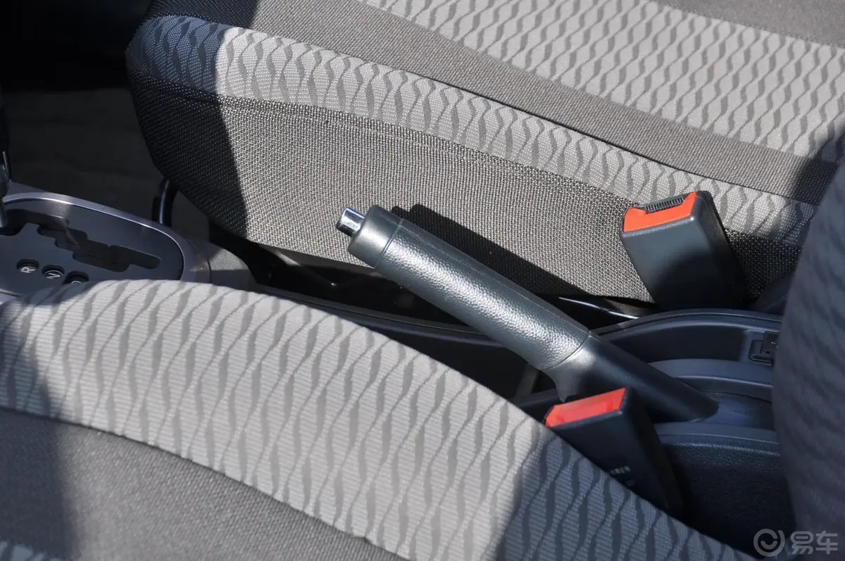 长安CX201.3L 自动 舒适版驻车制动（手刹，电子，脚刹）