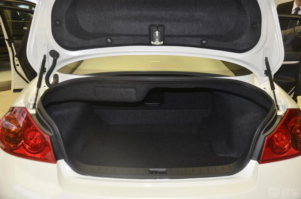 英菲尼迪G系25 Sedan 豪华运动版行李箱空间