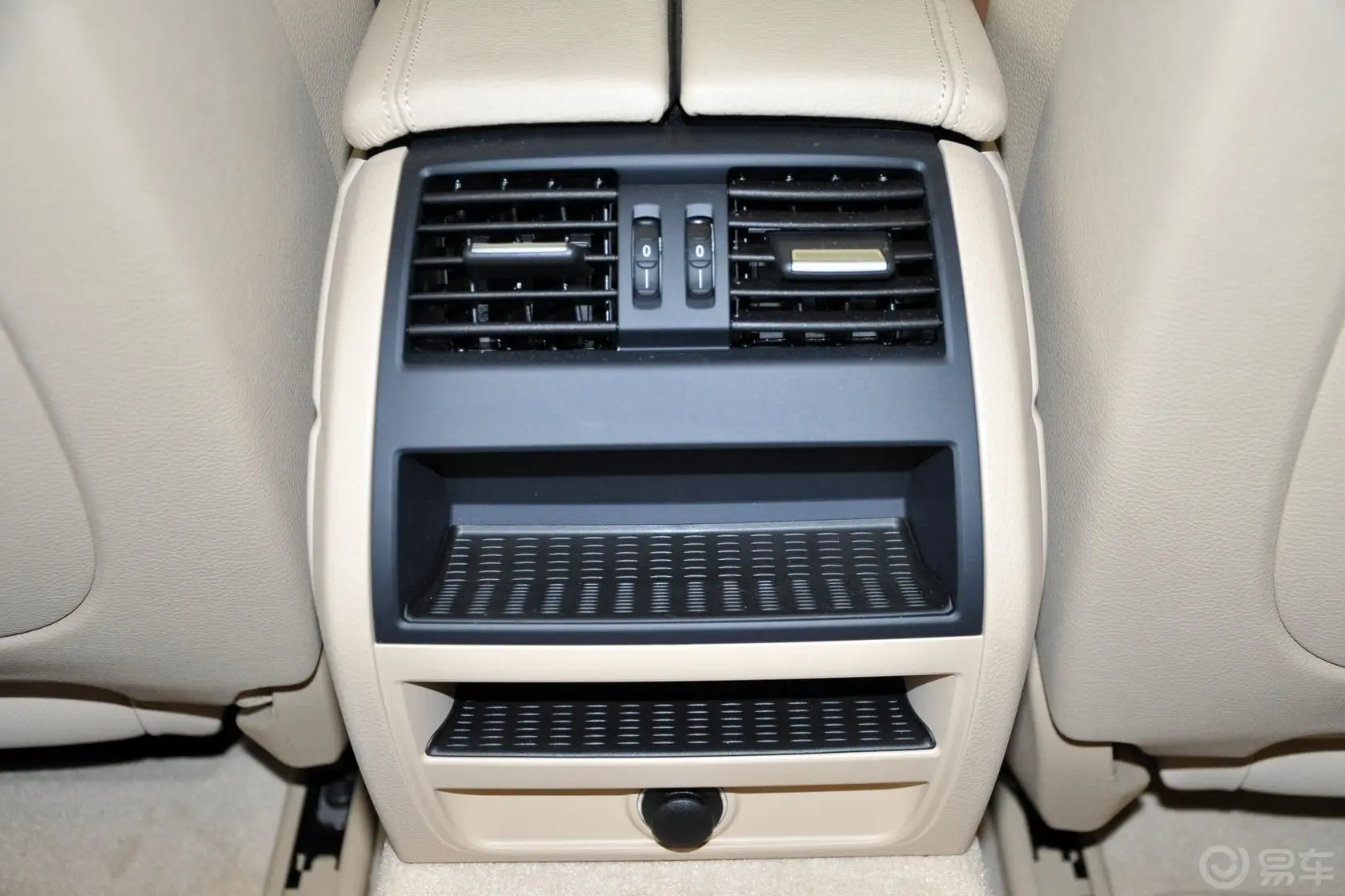 宝马5系(进口)535i xDrive 豪华型后排空调出风口