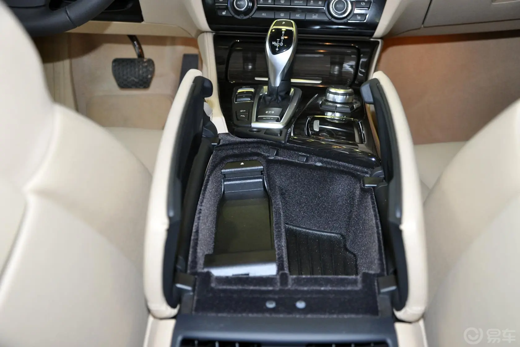 宝马5系(进口)535i xDrive 豪华型前排中央扶手箱空间