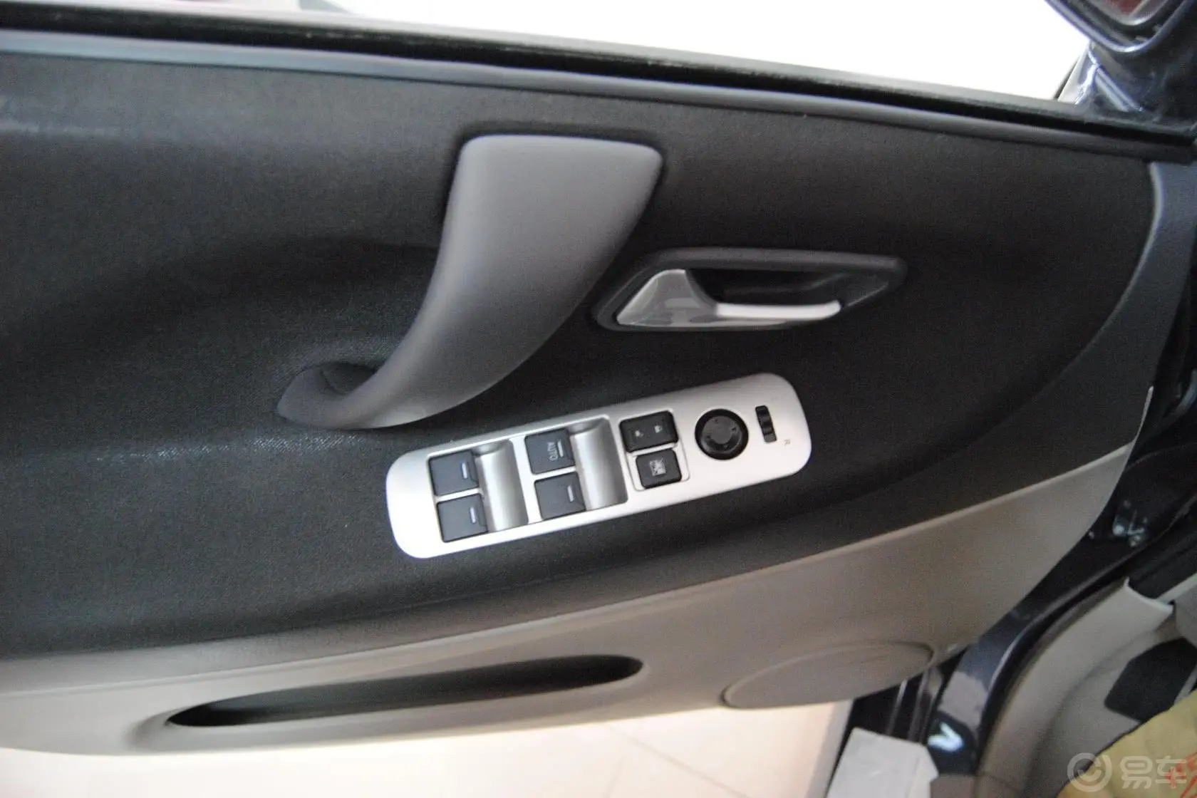 利亚纳两厢 1.4L VVT 手动 豪华II型车窗升降键
