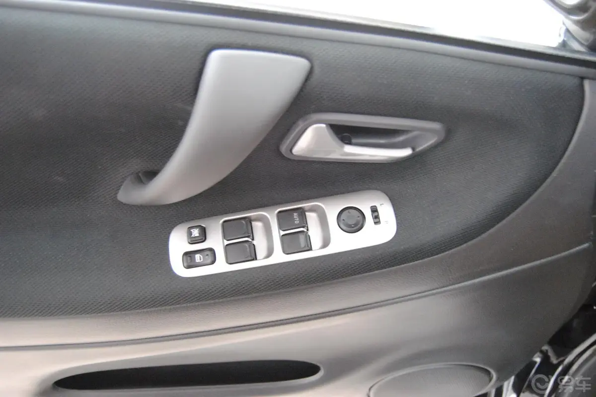 利亚纳两厢 1.6L 自动 标准型车窗升降键