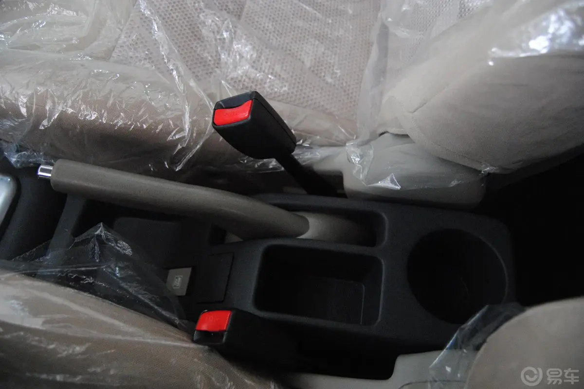 利亚纳两厢 1.6L 自动 标准型驻车制动（手刹，电子，脚刹）