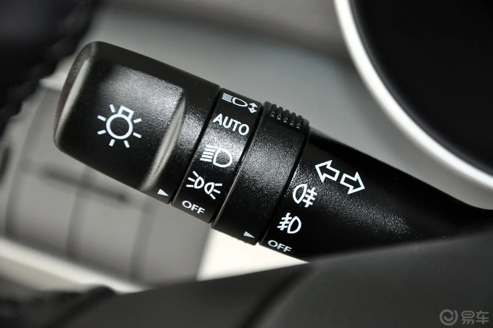 索兰托2.4L 汽油  舒适版 七座大灯远近光调节柄
