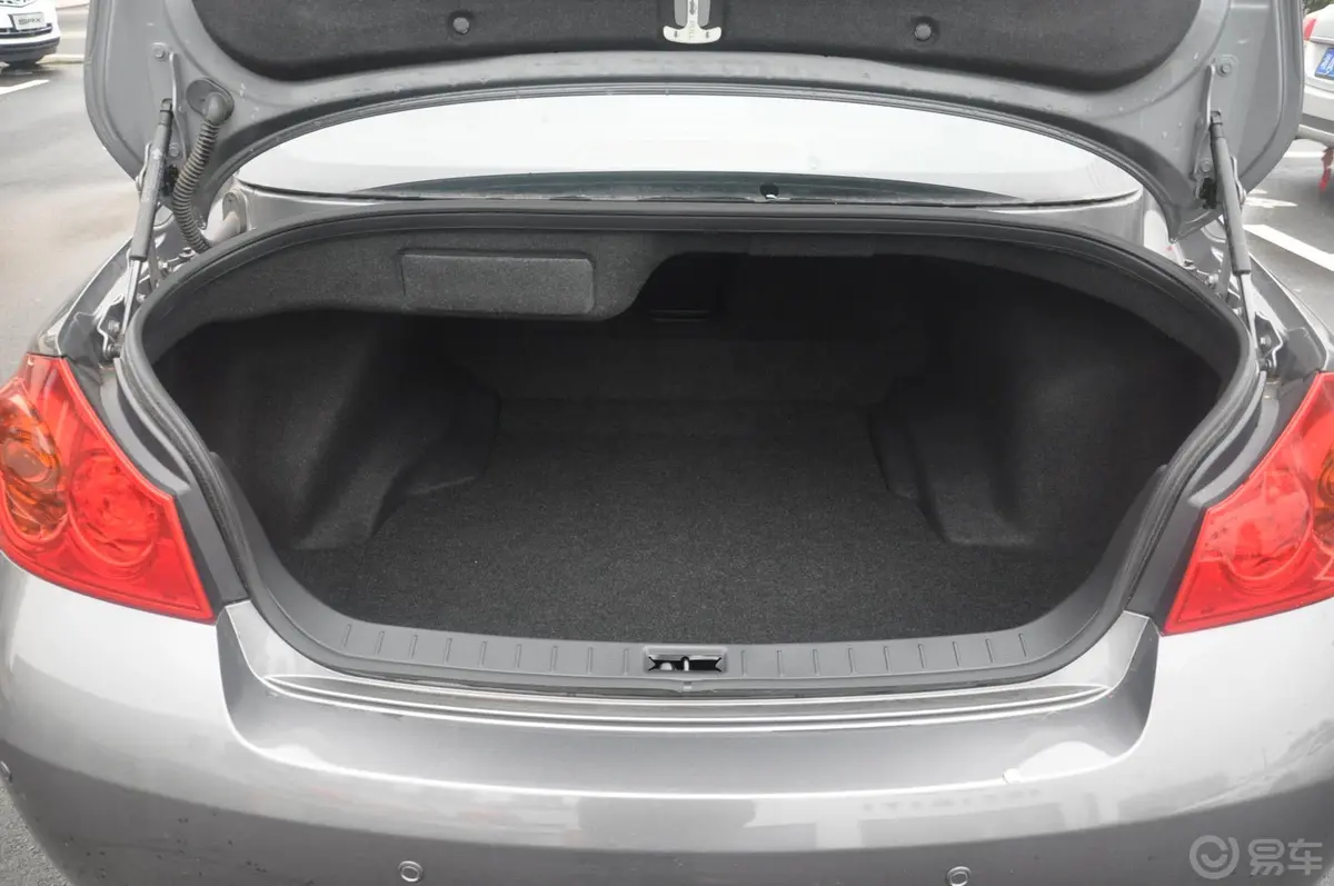 英菲尼迪G系25 Sedan 豪华运动版行李箱空间
