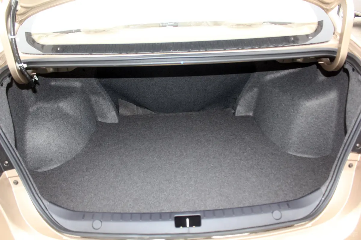 V5菱致1.5L 手动 标准型行李箱空间