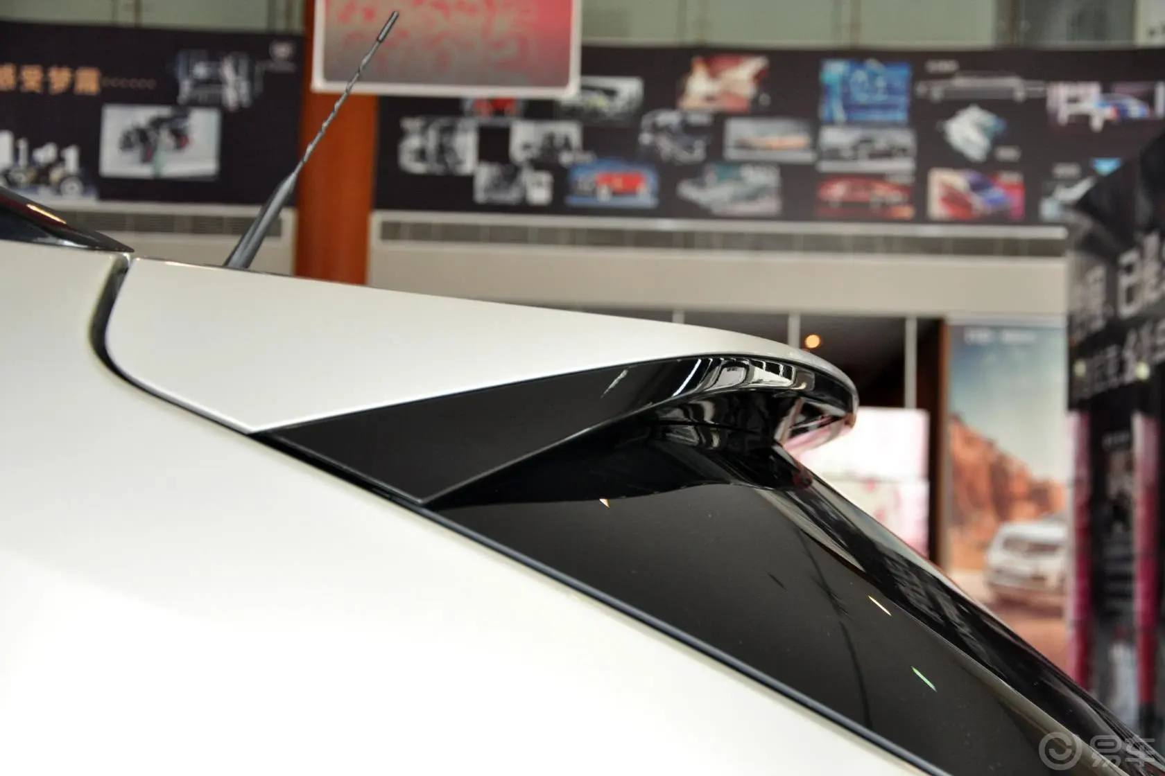 凯迪拉克SRX3.0L 手自一体 旗舰型后定风翼