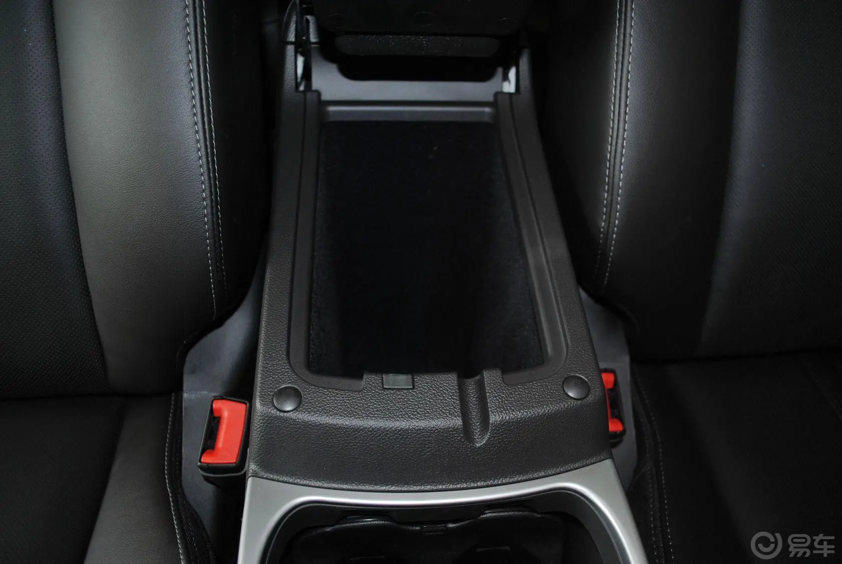 凯迪拉克SRX3.0L 手自一体 精英型前排中央扶手箱空间