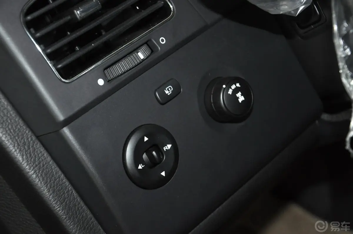 荣威W51.8T 自动 四驱 豪域版外后视镜控制键
