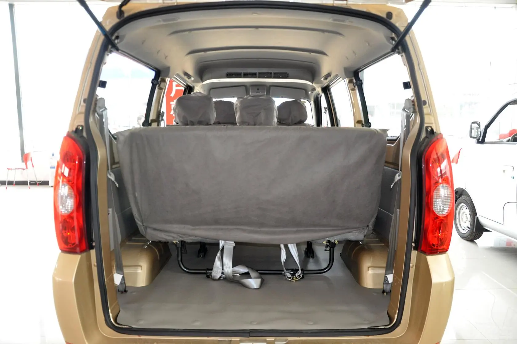 丰顺1.0L 手动 舒适型行李箱空间
